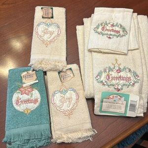 🍄6 pieces NWT Christmas hand towel & bath set
1 wash cloth
4 hand towel 1 bath